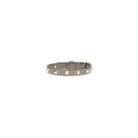 Bracelet by Valentino Garavani for women in bos taurus calf leather gray & gold features an svelte silhouette, showcasing the svelte of the Rockstud Women's Bos Taurus Calfskin Leather Bracelet for a sophisticated, svelte look.