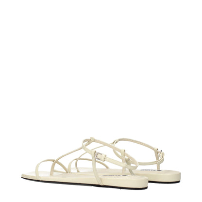 Flip-Flop Sandals by Jil Sander for women in leather beige features an architectural design from the Women's Leather Flip-Flop Sandals collection, defined by a architectural and for a architectural finish.