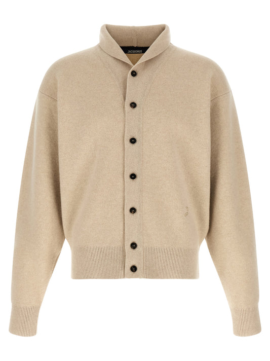 Cardigan by Jacquemus for men in cashmere & merino wool beige features a dramatic silhouette, showcasing a sophisticated shawl-collar neckline and dramatic detail for a timeless, premium look.