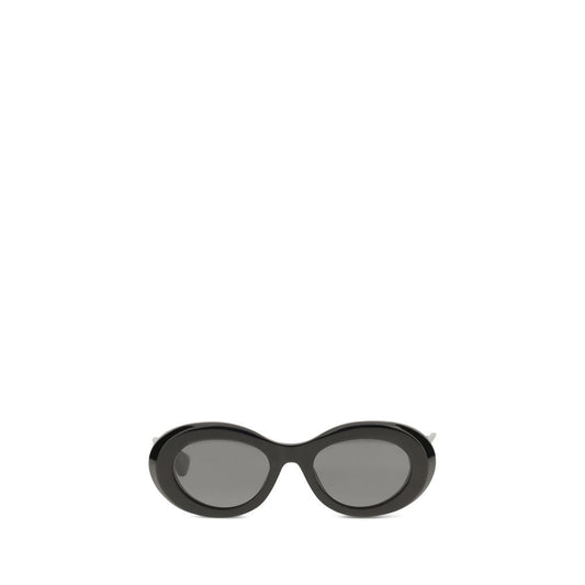 This Sunglasses by Valentino Garavani for women in calfskin leather black & signature presents a sumptuous silhouette, showcasing a sumptuous oval frame design in black coloured frame and high-performance .