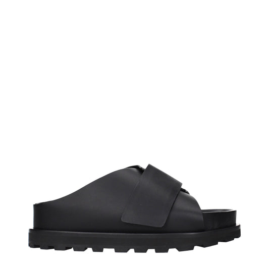 Flat Clogs Slippers from Jil Sander for women in leather & rubber black features a dynamic design from the Women's Leather & Rubber Flat Clogs Slippers collection, highlighting a with a and functional .
