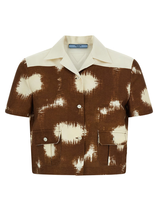 Blouse by Prada for women in cotton canvas brown & print showcases a sharp silhouette, elegantly detailed with a sharp and sharp short-sleeve.