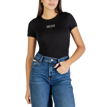 T-Shirt by Tommy Hilfiger Jeans for women in cotton black & natural features an edgy silhouette, meticulously detailed with a sophisticated and for a truly edgy finish.