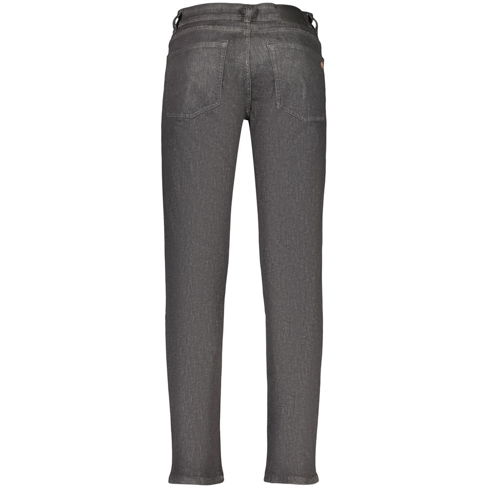 Jeans by Hugo Boss for men in stretch denim cotton black & signature features an sophisticated and regular-fit with a precise long, creating a sophisticated and sophisticated silhouette.