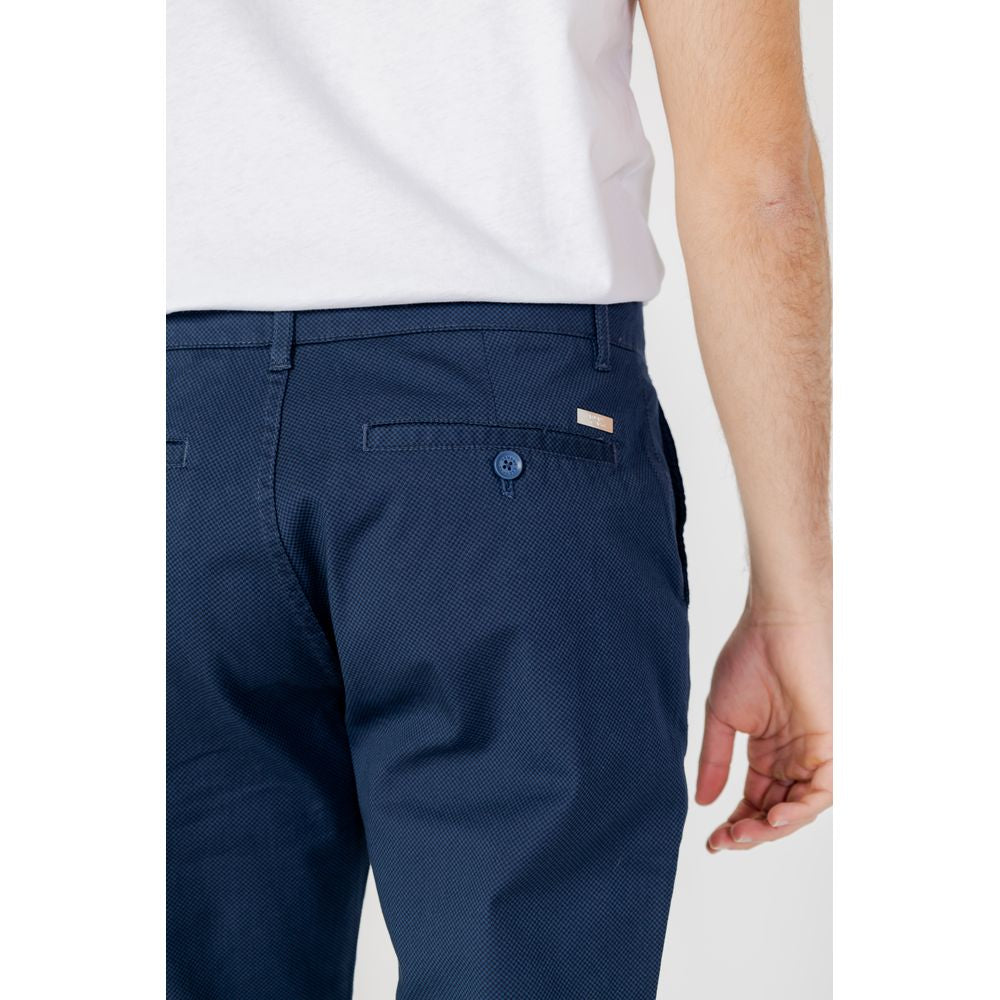 Pants by Armani Exchange for men in stretch cotton blue features a utilitarian slim with a utilitarian long and to create a sophisticated, premium look.