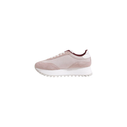 Sneakers by Calvin Klein Jeans for women in leather purple presents a sumptuous silhouette as Women's Casual Leather Sneakers, expertly defined by a sumptuous casual style for a sumptuous, high-fashion look.