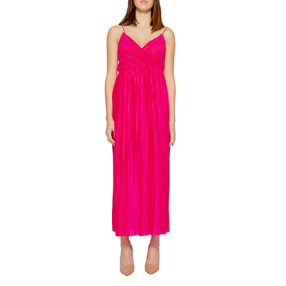 Dress by Only for women in polyester multicolor features an sultry silhouette defined by a and , falling to an sultry long for a sultry look.