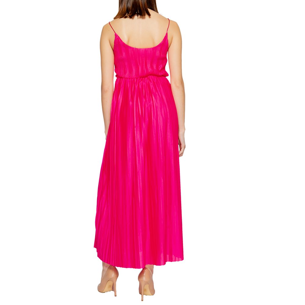 Dress by Only for women in polyester multicolor features an cute silhouette, detailed with a and that elegantly flows into a cute long.