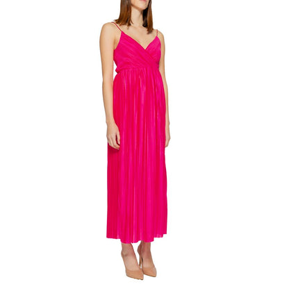 Dress by Only for women in polyester multicolor showcases a striking silhouette, elegantly detailed with a , refined , and a striking long for a striking finish.