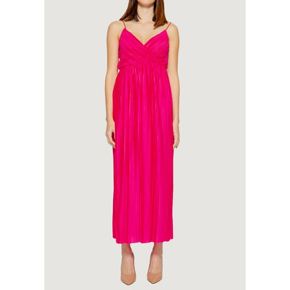 Dress by Only for women in polyester multicolor features an cute silhouette, detailed with a and that elegantly flows into a cute long.