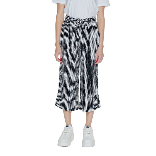 Pants by Only for women in viscose black & white features a enduring silhouette, showcasing a enduring relaxed-fit, wide & cropped and long cropped with a for a premium, tailored aesthetic.