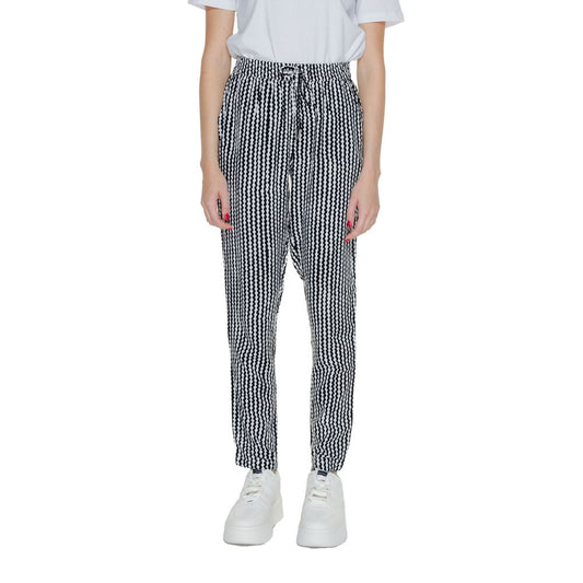 Pants by Only for women in viscose black showcases a unrivaled comfort silhouette, featuring a regular-fit cut and long with a for a unrivaled comfort and refined aesthetic.