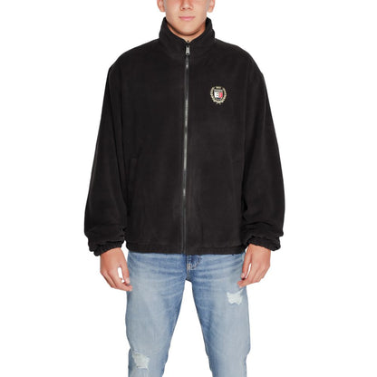 Trench Coat by Tommy Hilfiger Jeans for men in polyester and black presents a exquisite silhouette, showcasing a exquisite and functional for an elevated aesthetic.
