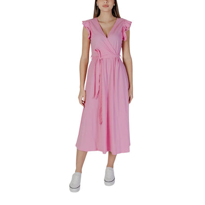 Dress by B.Young for women in cotton multicolor presents a sinuous silhouette, showcasing a sophisticated and detailed with a sinuous for a refined finish.