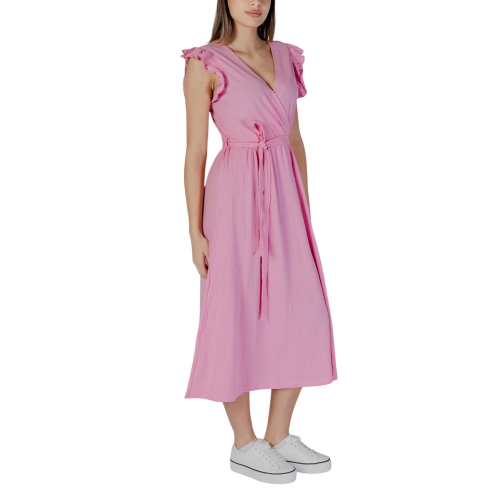 Dress by B.Young for women in cotton multicolor features an cute silhouette, detailed with a and that elegantly flows into a cute .