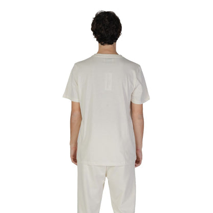T-Shirt by Underclub for men in cotton cream features a plush silhouette, showcasing a sophisticated wrap neckline and for a truly plush finish.
