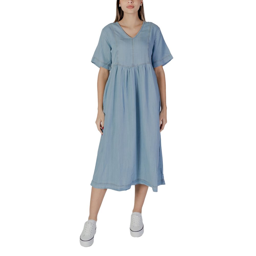 Dress by B.Young for women in cotton light-blue showcases a striking silhouette, elegantly detailed with a , refined , and a striking for a striking finish.