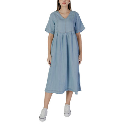 Dress by B.Young for women in cotton light-blue showcases a striking silhouette, elegantly detailed with a , refined , and a striking for a striking finish.