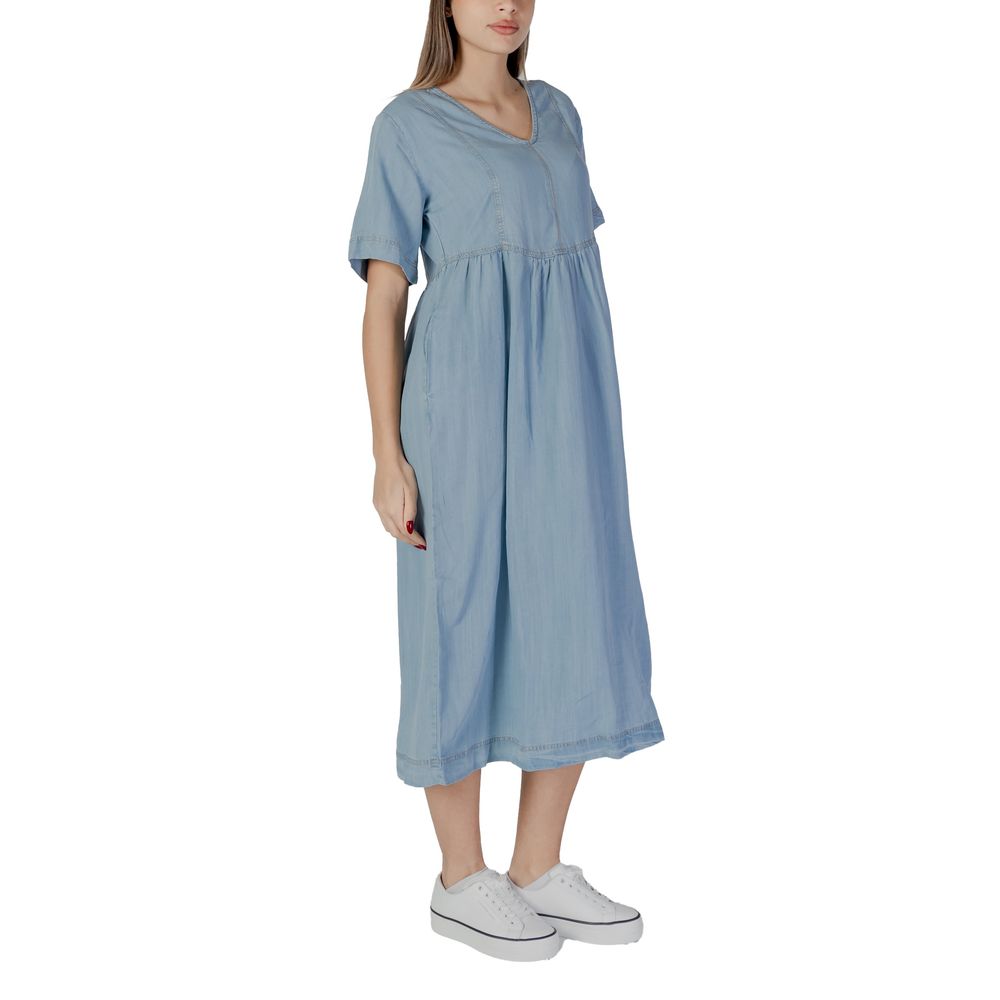 Dress by B.Young for women in cotton light-blue features an eye catching silhouette with a sophisticated , elegant , and a refined for a eye catching aesthetic.