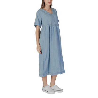 Dress by B.Young for women in cotton light-blue features an eye catching silhouette with a sophisticated , elegant , and a refined for a eye catching aesthetic.