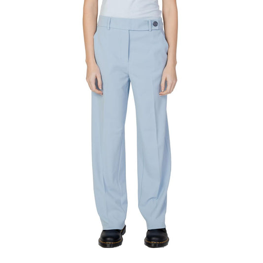 Pants by Only for women in stretch polyester blue showcases a unrivaled comfort silhouette, featuring a cigarette cut and long with a for a unrivaled comfort and refined aesthetic.
