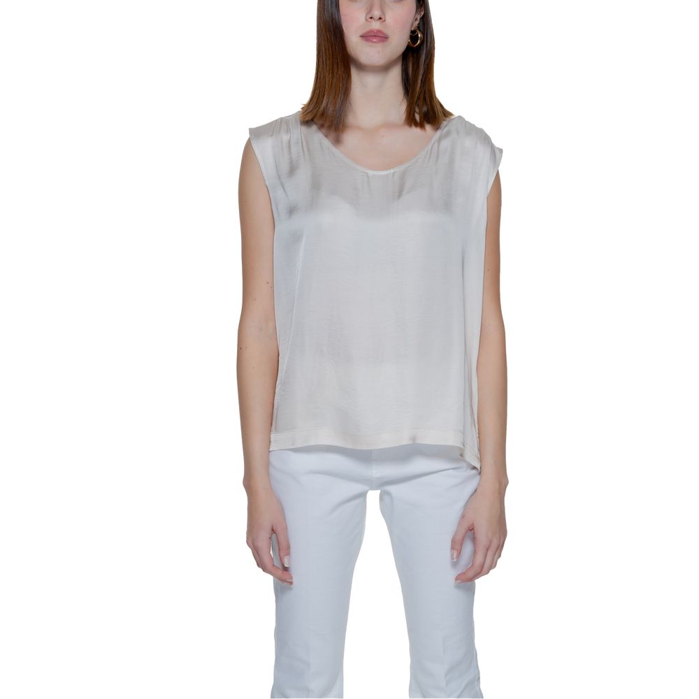 Shirt by Street One for women in viscose cream presents a discerning silhouette, showcasing a sophisticated and short-sleeve for a truly discerning finish.