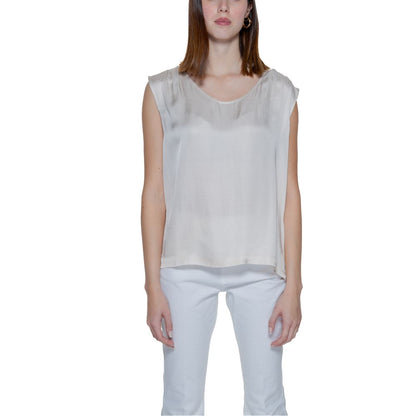 Shirt by Street One for women in viscose cream presents a discerning silhouette, showcasing a sophisticated and short-sleeve for a truly discerning finish.