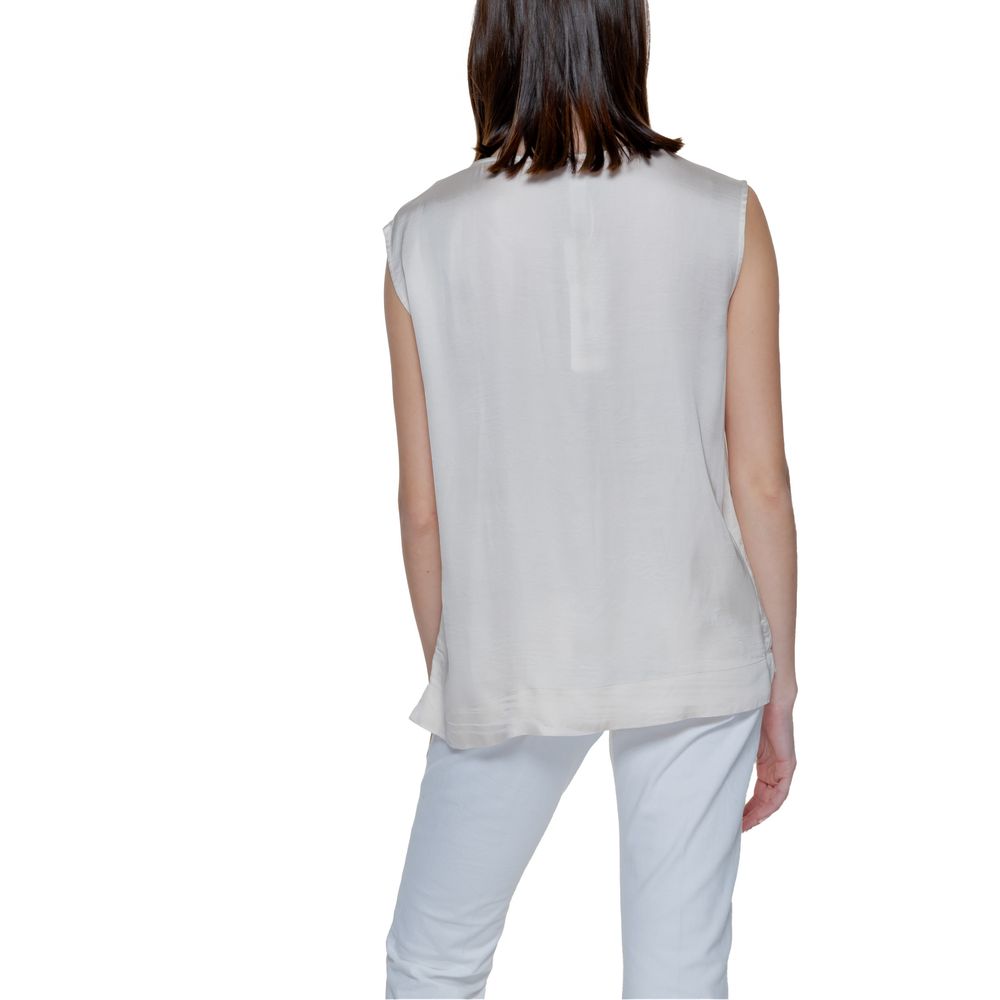 Shirt by Street One for women in viscose cream features an architectural silhouette with a refined and elegant for a architectural look.