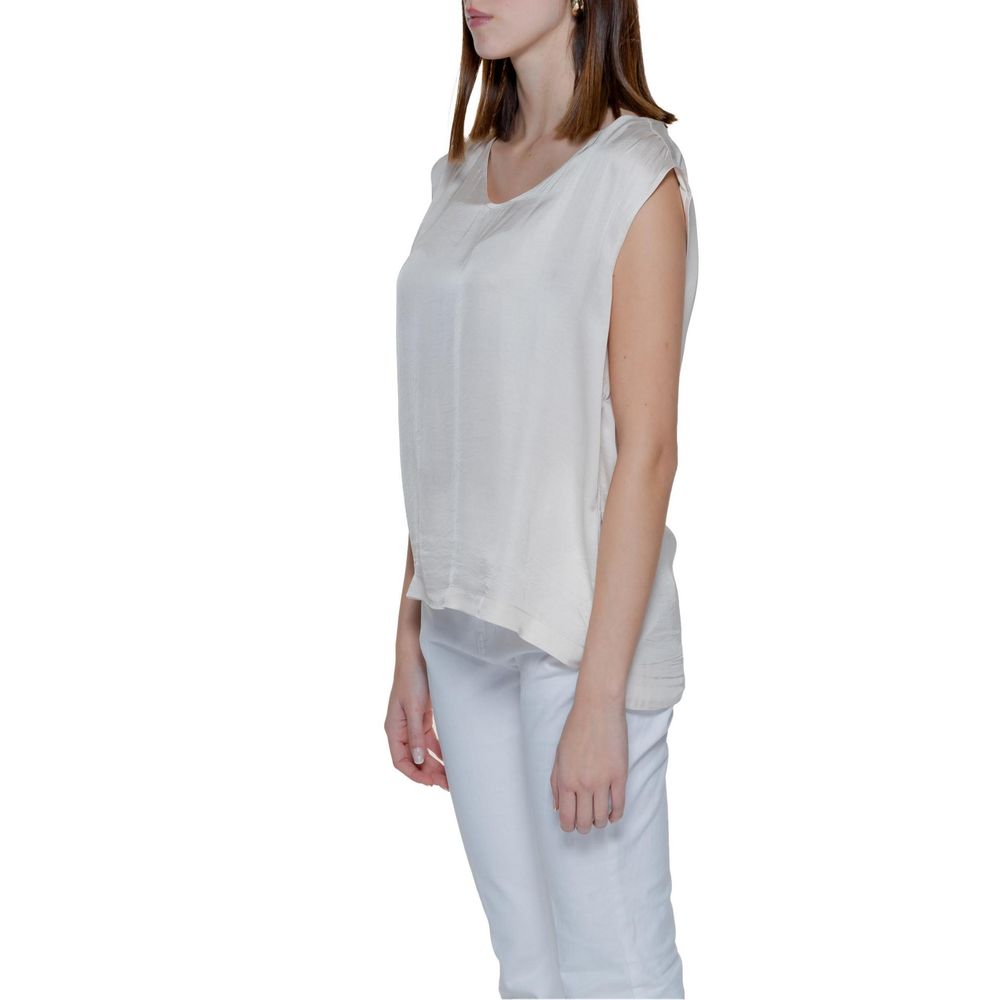 Shirt by Street One for women in viscose cream showcases a sleek silhouette, elegantly detailed with a sleek and for a sleek finish.