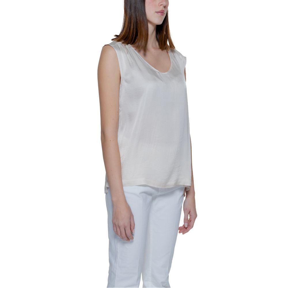 Shirt by Street One for women in viscose cream showcases a sublime silhouette, artfully detailed with a sublime and for a sophisticated, sublime finish.