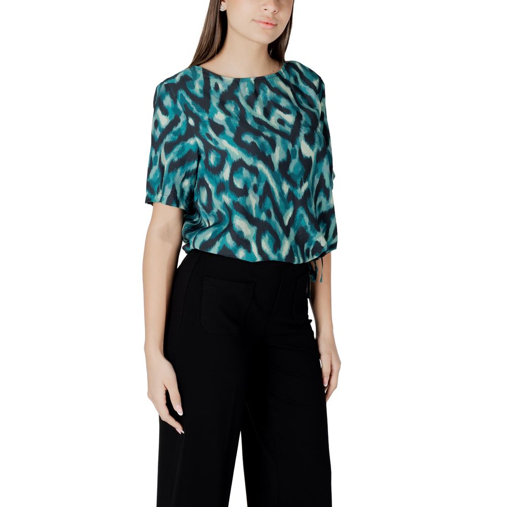 Shirt by Street One for women in polyamide viscose green presents a discerning silhouette, showcasing a sophisticated round neckline and for a truly discerning finish.