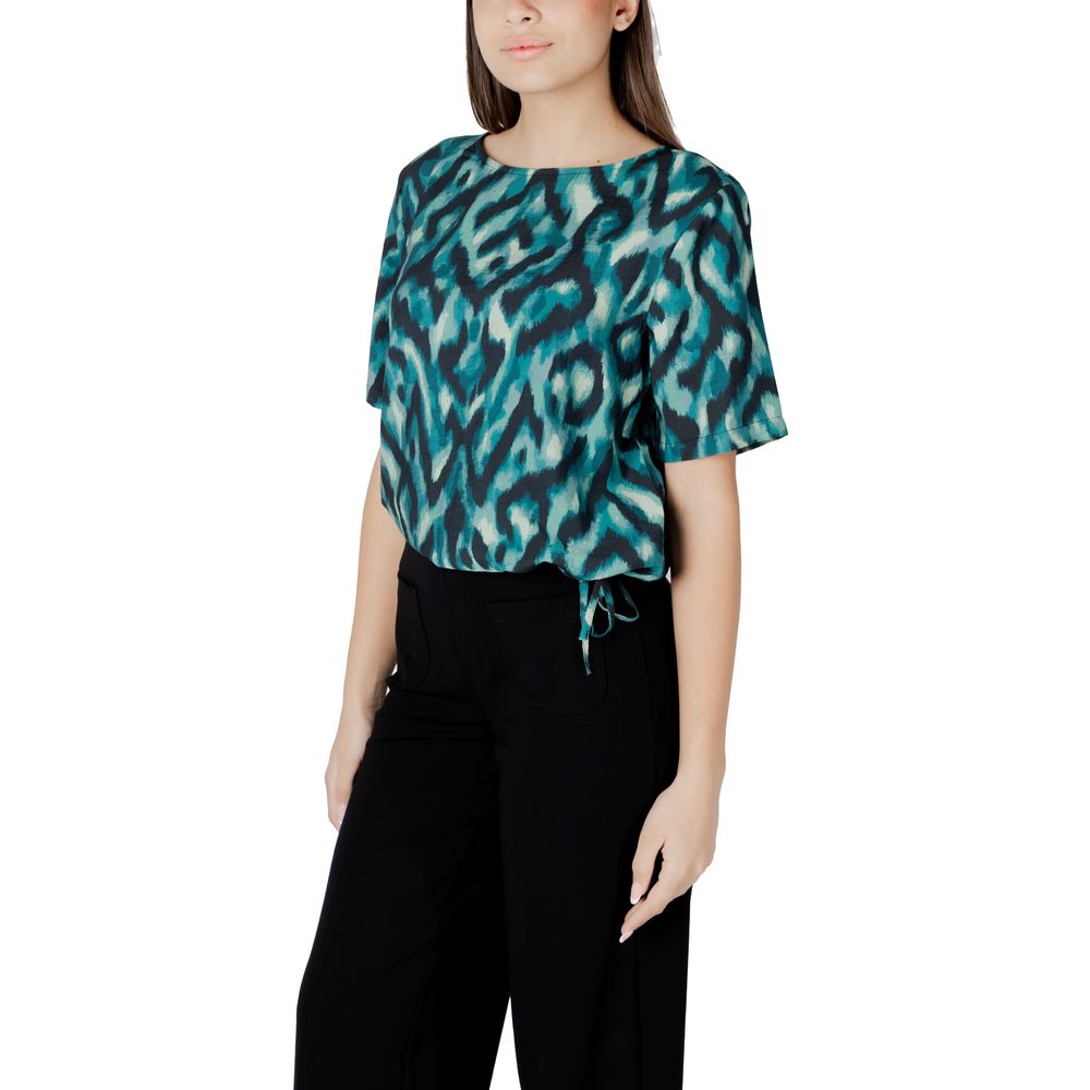 Shirt by Street One for women in polyamide viscose green showcases a sharp silhouette, elegantly detailed with a sharp round neckline and sharp .