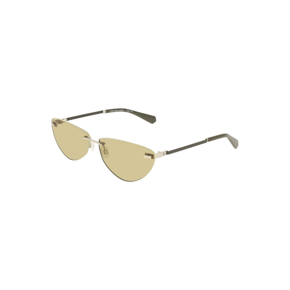 This Sunglasses by Calvin Klein for women in metal green presents a sumptuous silhouette, showcasing a sumptuous in green coloured frame and high-performance .