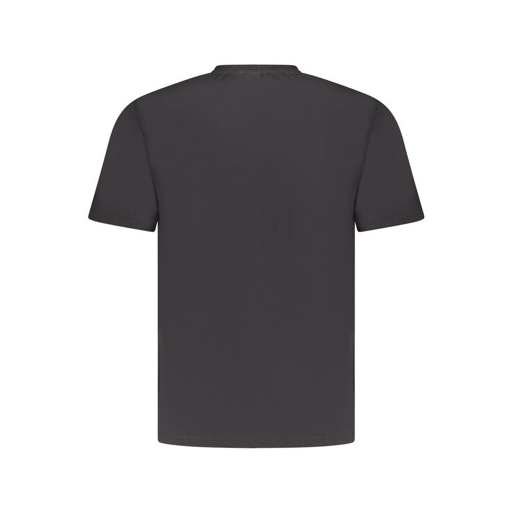T-Shirt by North Sails for men in cotton black & print showcases a dramatic silhouette, elegantly detailed with a dramatic and for a truly dramatic finish.