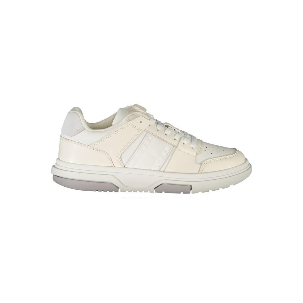 Sneakers by Tommy Hilfiger for women in polyester white features a sumptuous design, perfectly showcasing the sumptuous fashion style of this Women's Fashion Polyester Sneakers.