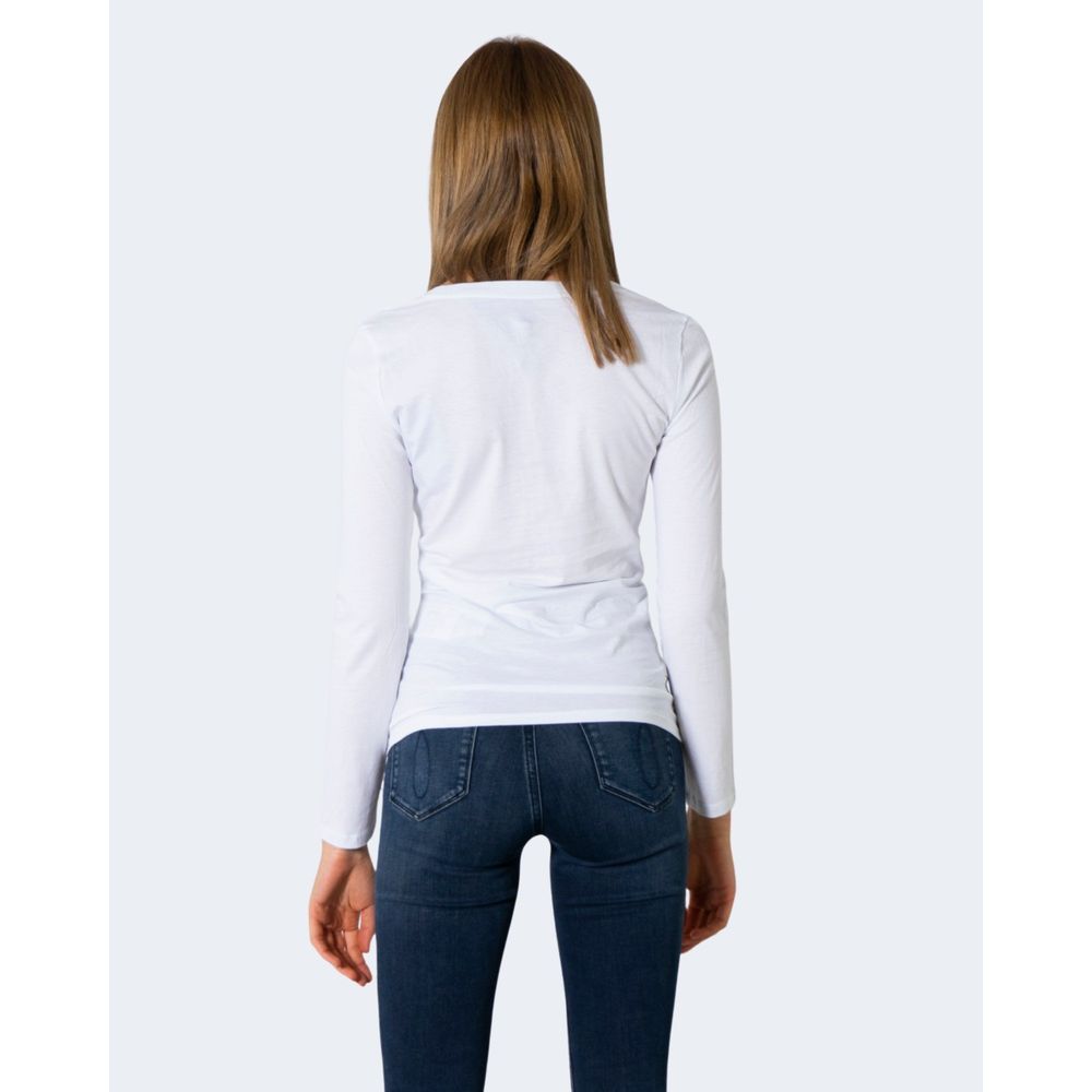 T-Shirt by Armani Exchange for women in cotton white showcases a fashionable silhouette, elegantly detailed with a fashionable and for a sophisticated, high-fashion look.