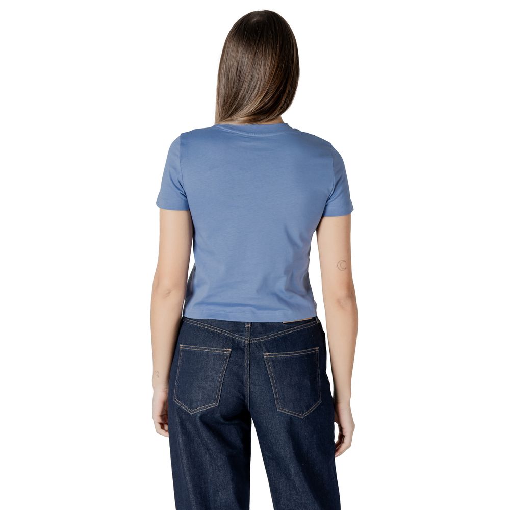 T-Shirt by Calvin Klein Jeans for women in cotton light-blue features an on trend silhouette, perfectly showcasing a on trend and for an elevated aesthetic.