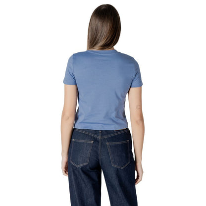 T-Shirt by Calvin Klein Jeans for women in cotton light-blue features an on trend silhouette, perfectly showcasing a on trend and for an elevated aesthetic.