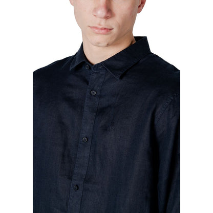 Shirt by Armani Exchange for men in linen blue features an architectural silhouette with a refined and elegant for a architectural look.