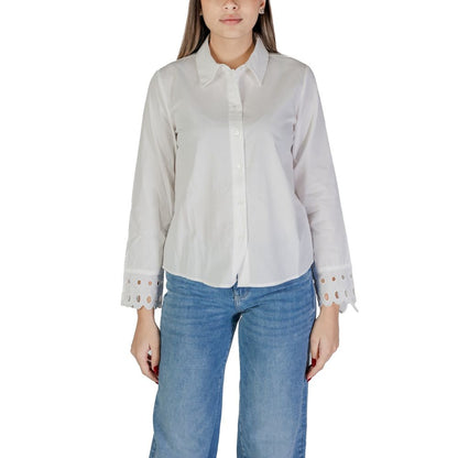 Shirt by Jacqueline De Yong for women in cotton white features an polished silhouette, showcasing a sophisticated and long-sleeve detail for a truly polished finish.