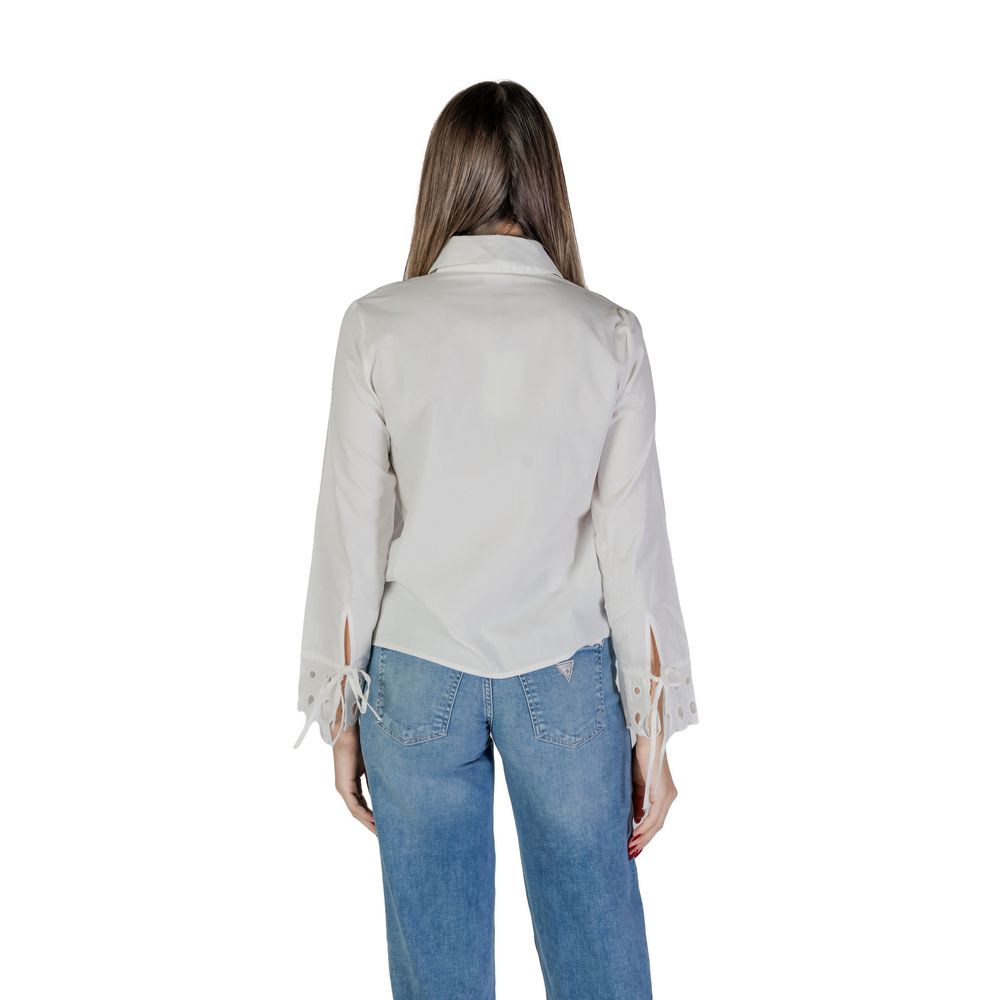 Shirt by Jacqueline De Yong for women in cotton white features an architectural silhouette with a refined and elegant for a architectural look.