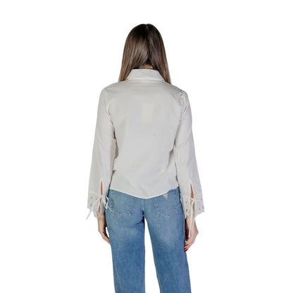 Shirt by Jacqueline De Yong for women in cotton white features an architectural silhouette with a refined and elegant for a architectural look.