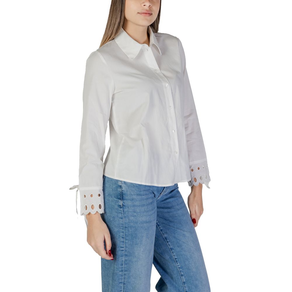 Shirt by Jacqueline De Yong for women in cotton white showcases a sharp silhouette, elegantly detailed with a sharp and sharp .