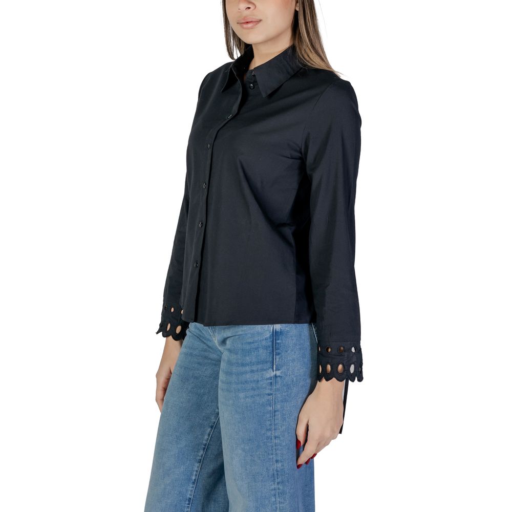 Shirt by Jacqueline De Yong for women in cotton black showcases a sleek silhouette, elegantly detailed with a sleek and for a sleek finish.
