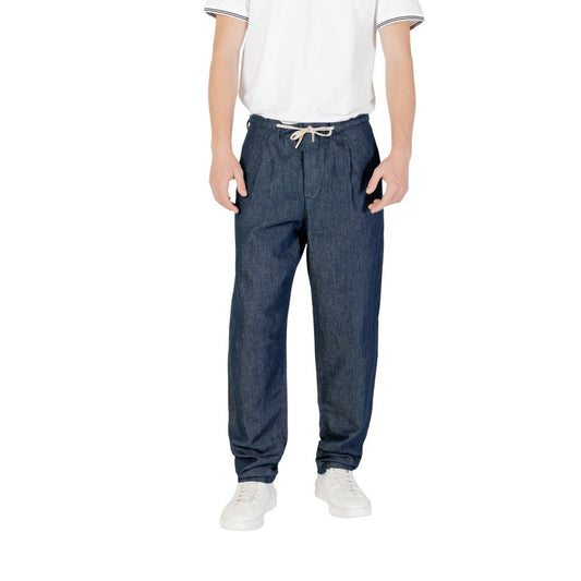 Trousers by Replay for men in linen & cotton blue features an sartorial silhouette, showcasing a precise regular-fit and long with a sartorial for a refined look.