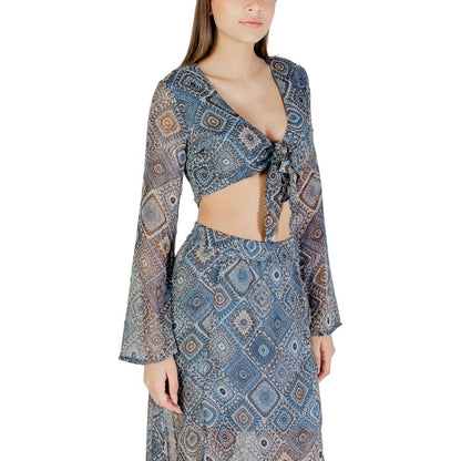 Activewear Top by Only for women in polyester blue features an contemporary silhouette with , , and a contemporary .