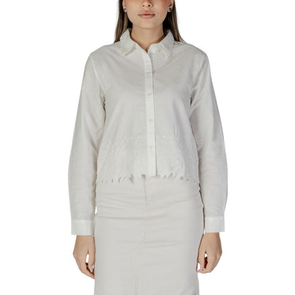 Shirt by Jacqueline De Yong for women in cotton white features an architectural silhouette with a refined long-sleeve and elegant for a architectural look.