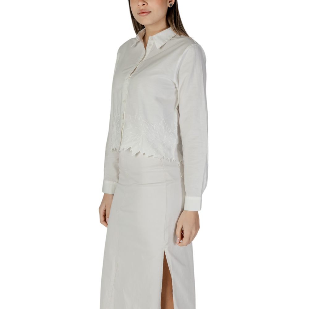 Shirt by Jacqueline De Yong for women in cotton white, featuring a nuanced and nuanced for a sophisticated finish.