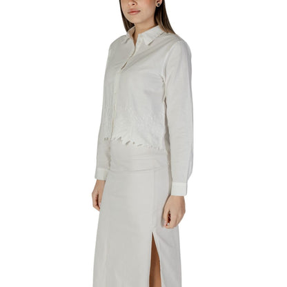 Shirt by Jacqueline De Yong for women in cotton white, featuring a nuanced and nuanced for a sophisticated finish.