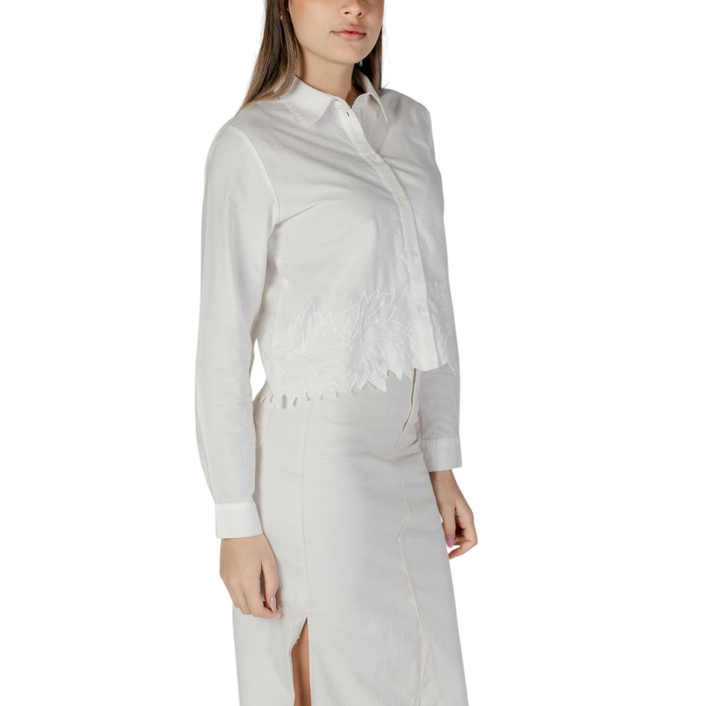 Shirt by Jacqueline De Yong for women in cotton white presents a discerning silhouette, showcasing a sophisticated and for a truly discerning finish.